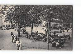 SAINT AMAND - La Place Du Théâtre, Un Jour De Musique - Très Bon état - Saint-Amand-Montrond