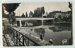 14158 - MELUN - CPSM - LES BORDS DE LA SEINE ET LE PONT GENERAL LECLERC - Melun