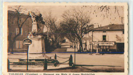 19909 - VALREAS - MONUMENT AUX MORTS ET AVENUE MARECHAL FOCH - Valreas