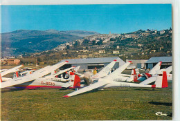 19817 - FAYENCE - CPM - VUE GENERALE / AU PREMIER PLAN LES PLANEURS - Fayence