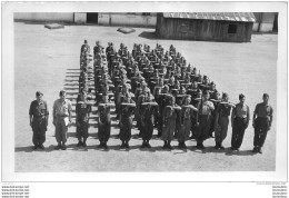 CARTE PHOTO GROUPE DE SOLDATS MANIEMENT D'ARMES - Kazerne