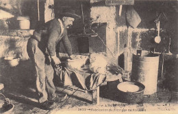 Auvergne - Fabrication Du Fromage De Nos Jours  -  Reproduction Cecodi - Auvergne