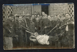 Carte Photo - Humour - Camp De Beverloo - Mise En Scène - Baïonnettes - Zwanzes - Voir Scans - Kazerne