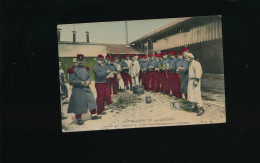 CPA -  Les Plaisirs De La Caserne - Corvée De Pommes De Terre Des Ordonnances - Casernas