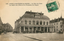 Lons Le Saunier - La Rue Du Jura - La Salle Des Fêtes Theatre Et La Fontaine Du Cygne (scan Recto-verso) PFRCR00055 P - Lons Le Saunier