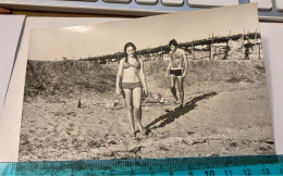 REAL CARTE  PHOTO - PIN UP -  PLAGE - COUPLE SUR LA PLAGE - HOMME TORSE NU - Pin-ups