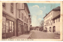 RUMILLY - AVENUE GANTIN EN FACE LA GARE - EDITION COLORISEE AVEC VOITURE TRACTION CITROEN DEVANT HÔTEL DU CHEVAL BLANC - Rumilly