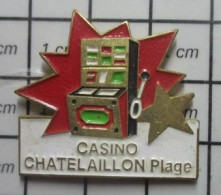 616A Pin's Pins / Beau Et Rare / JEUX / CASINO MACHINE A SOUS CHATELAILLON PLAGE - Casinos