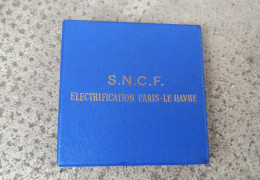 MEDAILLE FDC De 1968 @ S.N.C.F Electrification Paris Rouen Le Havre En Bronze 152 Grammes 68 Mm SNCF Graveur Mathieu - Professionals/Firms