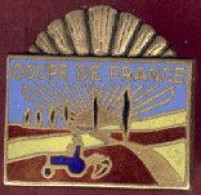 ** BOUTON  COUPE  De  FRANCE  LABOURS  +  PORTE - CLEFS  BOURGES  1966 ** - Manchetknopen & Boordknopen