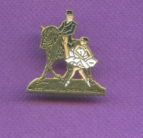 Superbe Pins Musee Vivant Du Cheval Chantilly Danseuse Tutu Q658 - Animals