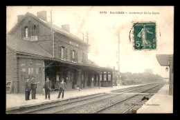 59 - RAISMES - LES QUAIS DE LA GARE DE CHEMIN DE FER - Raismes