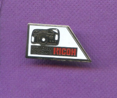 Rare Pins Appareil Photo Ricoh Photographie Q351 - Fotografie