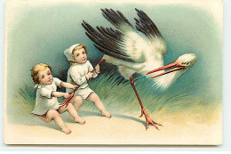 N°22071 - Carte Gaufrée - Bébés Tenant Une Cigogne Par Une Patte - Babies