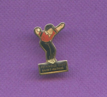 Rare Pins Petanque Club Saint Pathus 77 Seine Et Marne Q163 - Petanque