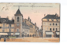 LONS LE SAUNIER LES BAINS - Entrée De La Rue Du Commerce Et Le Beffroi - Très Bon état - Lons Le Saunier