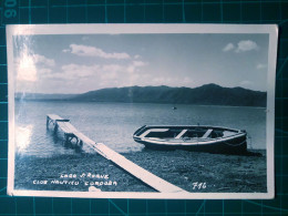 CARTE POSTALE. TRANSPORT. EMBARQUEMENTS. Bateau à Rames Barré Sur La Plage à Côté D'une Jetée En Bois Précaire - Péniches