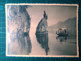 CARTE POSTALE. TRANSPORT. EMBARQUEMENTS. Bateau à Rames Typique Des Pays Asiatiques Naviguant Dans Des Eaux Calmes. La C - Péniches