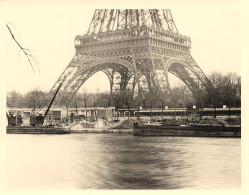 Paris 7ème * Péniche Batellerie * Tour Eiffel Chargement Sable Péniche Chaland * Années 30 * Photo Ancienne 12.2x9.8cm - Arrondissement: 07