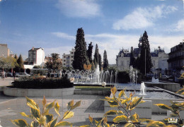 03 VICHY Massifs Floraux Place Charles De Gaulle Et Ses Jets D'eau N° 107 \KEVREN0774 - Vichy