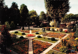 03 VICHY Dans Les Grands Parcs Jardins à La Française N° 90 \KEVREN0774 - Vichy