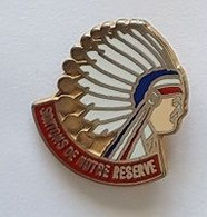 Pin's  Cartouche  Rouge, INDIEN, Politique  Jean-Marie  LE  PEN, SORTONS  DE  NOTRE  RESERVE  Verso  Doré Or Fin - Beroemde Personen