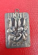 ANCIEN PENDENTIF Ou PORTE CLE VINTAGE CGT UNITE - Union Politique - 45 Mm X 28 Mm - Vieux Syndiqué Fidèle - Andere & Zonder Classificatie