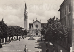 CARTOLINA  OSTIGLIA MANTOVA LOMBARDIA PIAZZA G. GARIBALDI E CHIESA NON VIAGGIATA (1951) - Mantova