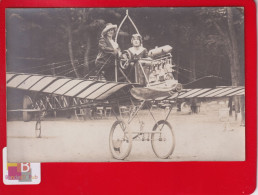 Superbe Carte Photo Aviation Avion Demoiselle ? Jeunes Femmes Posant Sur Un Avion Hélice  Moteur - ....-1914: Precursores