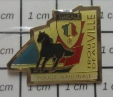 311A Pin's Pins / Beau Et Rare / POLICE / NATIONALE DEAUVILLE TROUVILLE - Politie