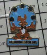 513c Pin's Pins / Beau Et Rare / SPORTS / CLUB PETANQUE LA BOULE JOYEUSE LAPIN JONGLANT - Petanque