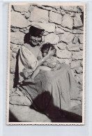 Algérie - Dans Les Aurès - Mère Berçant Sa Fille - CARTE PHOTO Format Carte Postale - Ed. Inconnu  - Women