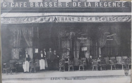 LYON 69 - PLACE BELLECOUR - TRES RARE CLICHE DU GRAND CAFE BRASSERIE DE LA REGENCE - GROS PLAN COMMERCE ANIMATION 1911 - Autres & Non Classés