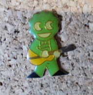 Pin's - Bonhomme Vert Jouant De La Guitare - Muziek