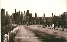 CPA Carte Postale  Royaume Uni London Richmond Upon Thames Hampton Court Palace  West Front  VM82533 - London Suburbs
