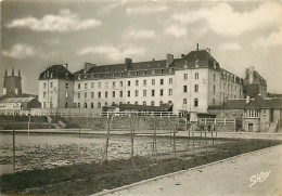 29* CARHAIX  Groupe Scolaire  (CPSM 10x15cm)                      MA63-0743 - Carhaix-Plouguer