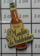 616C Pin's Pins / Beau Et Rare / BOISSONS / BOUTEILLE SIROPS MOULIN DE VALDONNE - Dranken