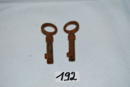 C192 2 Anciennes Clefs D'entrée Spéciales - Antiek Gereedschap