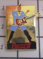 713H Pin's Pins / Beau Et Rare / BOISSONS / CAFE BRAZIL GUITARISTE ROCK - Dranken