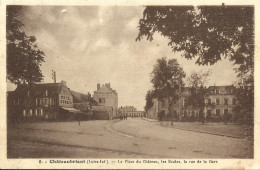 7162 CPA Chateaubriant - La Place Du Château, Les Ecoles, La Rue De La Gare - Châteaubriant