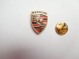 Beau Pin's En Relief , Auto Porsche , Logo , Verso Quadrillé , Dimensions : 14 X 20 Mm - Porsche