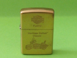 @  Briquet Zippo Harley Davidson FLSTC, HERITAGE SOFTAIL CLASSIC ( 1932-1992) Laiton Poli  @ - Zippo