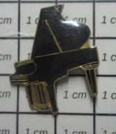 713F  Pin's Pins / Beau Et Rare / MUSIQUE / GRAND PIANO A QUEUE NOIR  ET METAL JAUNE - Muziek