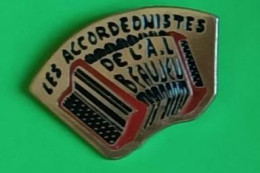 Pin's Musique, Les Accordeonistes De L'A.L. Beaujeu - Accordéon - Village Capitale Du Beaujolais Rhône 69 - Muziek