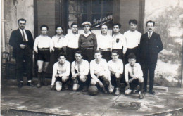 4V7Fq   04 Manosque Carte Photo N°2 Joueurs De Football De L'EPM Devant Le Siége Du Club Café Barbaroux - Manosque