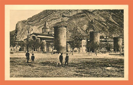 A637 / 071 04 - SISTERON Cathédrale Et Tours Des Anciens Remparts - Sisteron