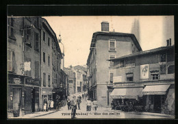 CPA Thizy, Rue Des Halles, Vue De La Rue  - Thizy