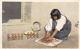 Usa - PUEBLO OF TESUQUE (NM) Tesuque Woman Making Rain Gods - Otros & Sin Clasificación