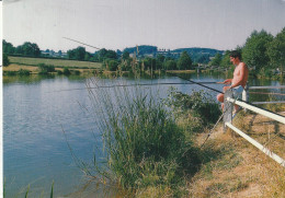 Auzances (23 - Creuse)  Le Plan D'eau Des Vergnes - Pêcheur à La Ligne - Auzances