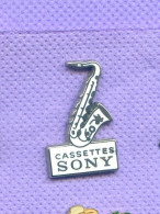 RARE PINS MUSIQUE SAXOPHONE SONY Base Argentée ZAMAC E391 - Muziek